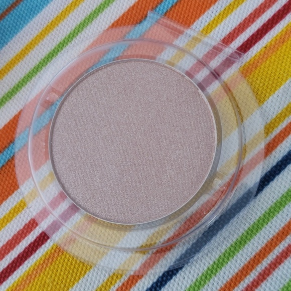 🌺 Powder Highlighter - Picture 3 of 3